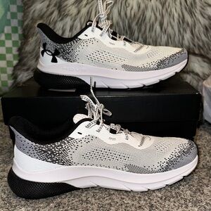 NWT men’s under armour sneakers